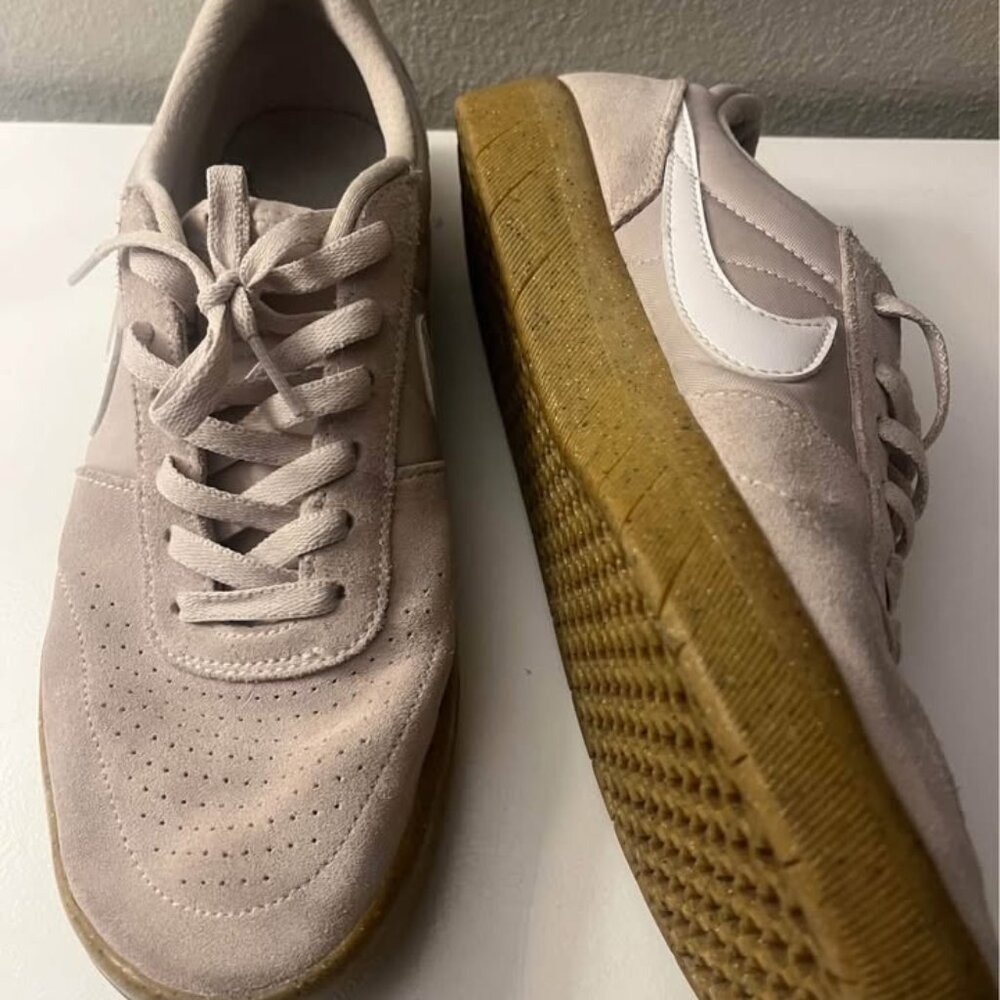 Men’s Nike SB Tiempo shoes - Size 9, EUC